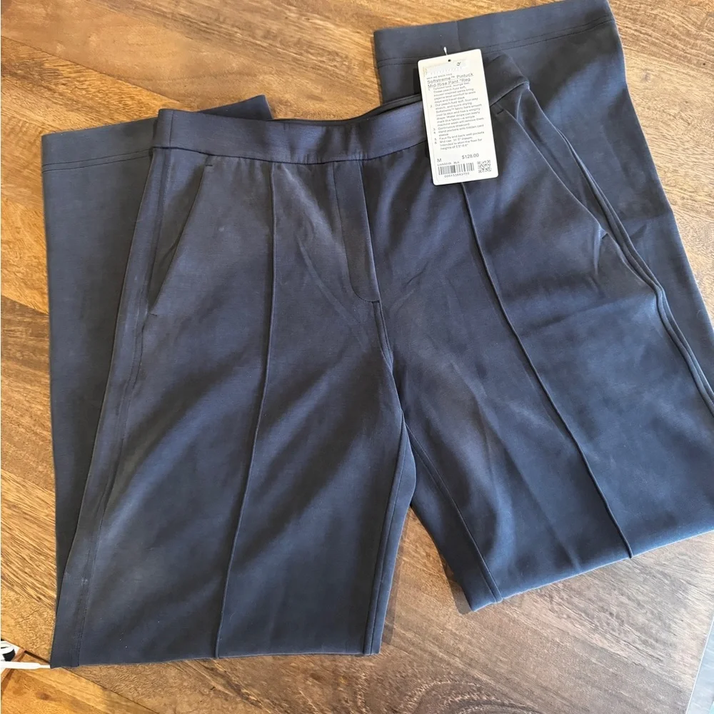 Lululemon, Softstreme Pintuck Mid-Rise Pant - Picture 2 of 4